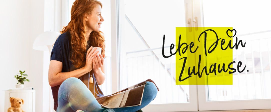 
                    junge Frau sitzt auf dem Boden ihres Wohnzimmers und schaut durch Fenster