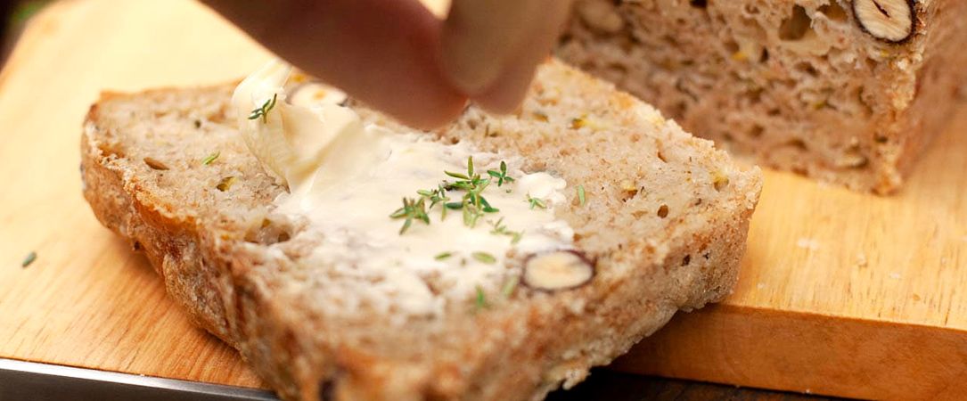 
                  Zucchini-Dinkelbrot mit Butter und Thymian