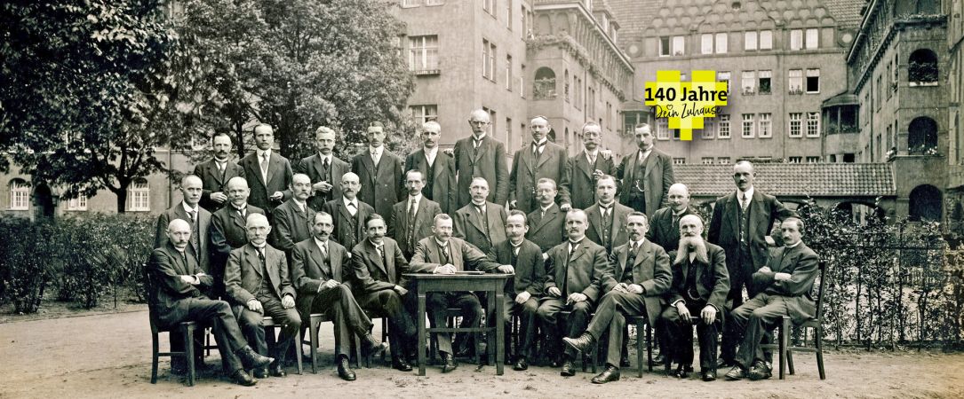 
                  Heinrich Brüggemann im Kreis von Aufsichtsrat und Vorstand